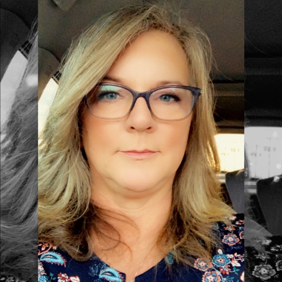 Meet your Posher, Lori - Picture 1 of 6